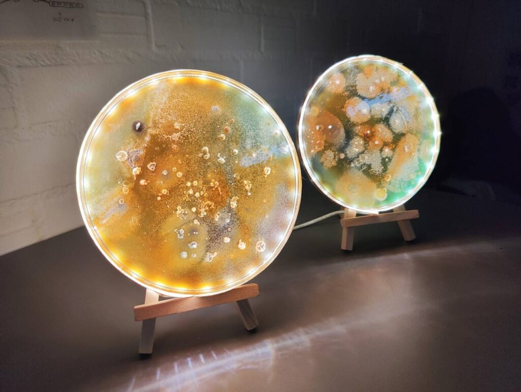 Biolumina Microbial lampscapes by Lianne Regtuit round petri dish lamps Biolumina Microbial lampscapes by Lianne Regtuit round petri dish lamps